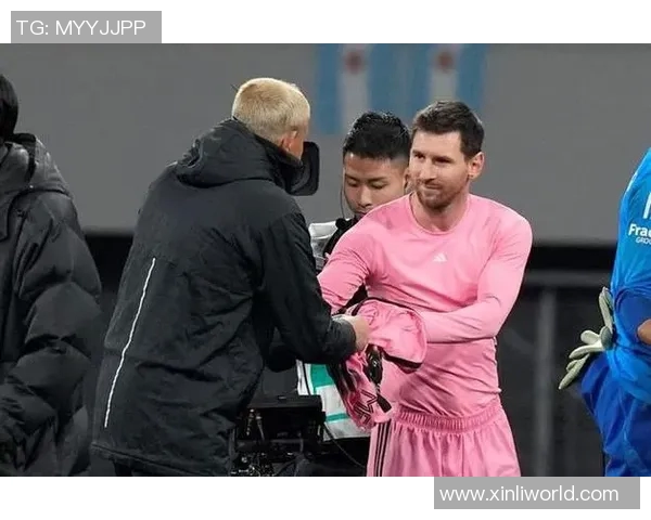 足球明星使用筷子吃饭的高清趣味图片展示与背后的故事分享